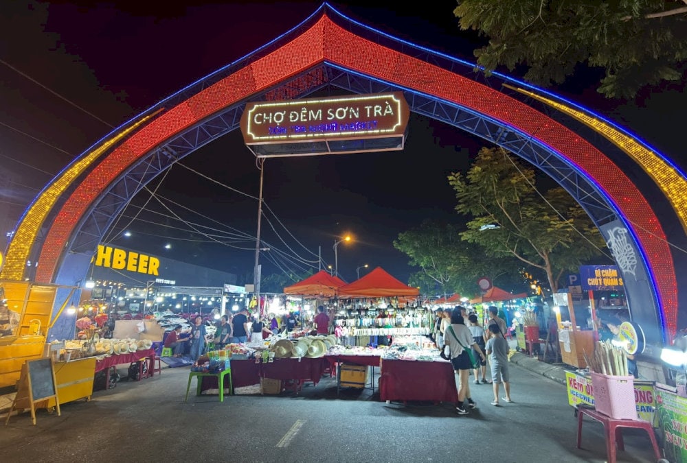 Son Tra Night Market is located near Dragon Bridge, attracting many visitors thanks to its convenient location